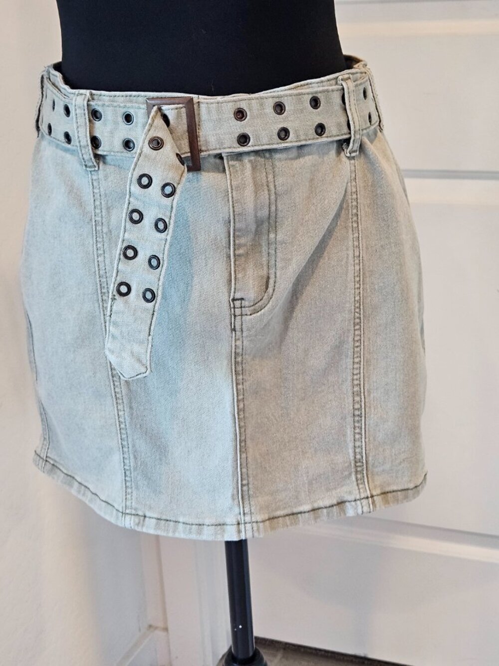 Sincerely Jules sage mini skirt w/ grommet belt, size 9/28